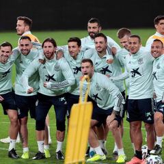 Unos 3.000 aficionados alientan a España en el Carranza