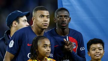 Paris (France), 26/08/2023.- Kylian Mbappe (L) and Ousmane Dembele (R) of PSG before the French Ligue 1 match between Paris Saint-Germain and RC Lens in Paris, France, 26 August 2023. (Francia) EFE/EPA/YOAN VALAT
