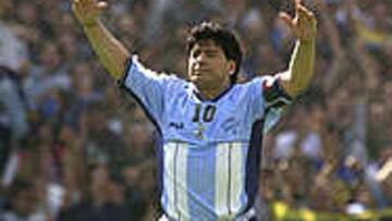 Maradona disfruto otra vez sobre el césped de La Bombonera.