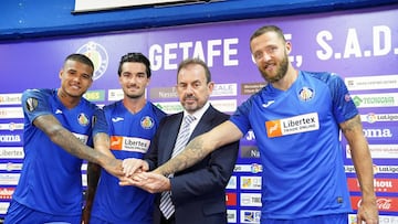 Kenedy, Jason, &Aacute;ngel Torres y Timor con la camiseta con la que el Getafe jugar&aacute; la Europa League.