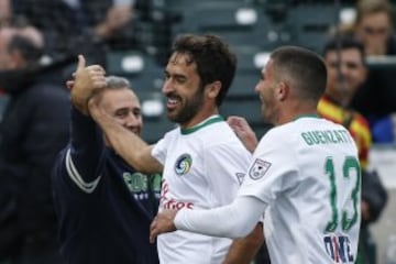 2-1. Raúl González celebró el tanto de la victoria con Sebastian Guenzatti.