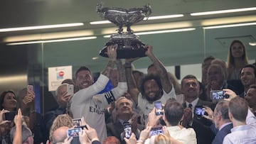 Sergio Ramos y Marcelo levantan el Trofeo Santiago Bernab&eacute;u conquistado en agosto de 2018 contra el Mil&aacute;n.