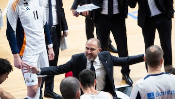 Chus Mateo da instrucciones a sus jugadores en el partido ante el UCAM Murcia.