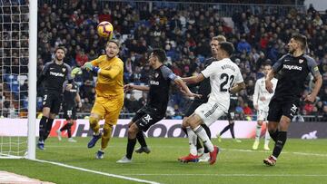 El Sevilla defiende una jugada.