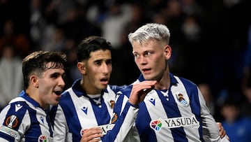 Real Sociedad's Icelandic forward #09 Orri Oskarsson (R) celebrates with teammates scoring his team's first goal during the UEFA Europa League 1st round day 8 football match between Real Sociedad and PAOK Thessaloniki at the Anoeta stadium in San Sebastian on January 30, 2024. (Photo by ANDER GILLENEA / AFP)