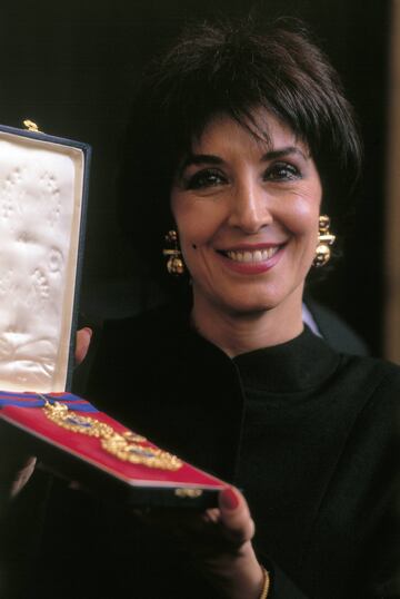 La actriz vallisoletana muestra la Medalla de Oro al Mérito en las Bellas Artes de España que recibió en 1987. 