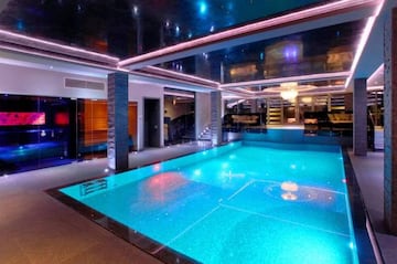 Piscina en el interior de la discoteca privada en la casa de Nasri en Manchester.