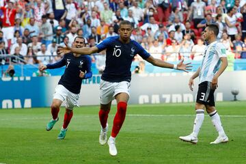 A pesar de que al inicio del mundial las miradas se centraban en Antoine Griezmann principalmente, el joven del PSG se llevó los aplausos en el duelo ante Argentina al marcar dos goles ante la ‘Albiceleste’. Su aporte será importante para sus aspiraciones ante una dura prueba como es la defensa de Uruguay.