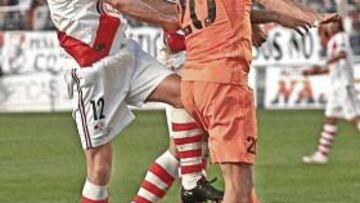 <b>LUCHA. </b>Enguix, Aganzo y Azkoitia pugnan por el balón.