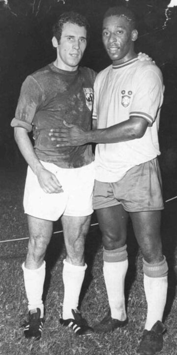 Pelé con Amancio después de un partido entre Brasil y la Selección FIFA.