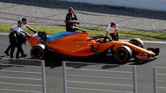 Los mec&aacute;nicos de McLaren empujando el coche de Vandoorne en Montmel&oacute;.