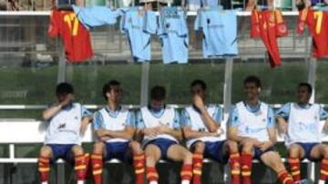 <b>LA CALORINA DE PUERTO RICO PASÓ FACTURA. </b>Los internacionales que acudieron a Puerto Rico (en la foto los suplentes, que improvisaron un toldo con sus camisetas menos Casillas, a la izquierda, que se tapó directamente la cabeza con la sudadera) acusaron el viaje al Caribe.