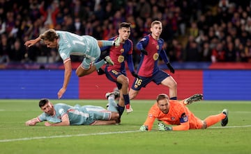 El jugador del Barcelona Pedri marca el 1-0 al Atl谷tico de Madrid el 21 de diciembre de 2024. El encuentro de la jornada 18 acab車 con un 1-2 a favor de los rojiblancos.