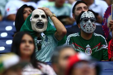Seguidores mexicanos ataviados con peculiares máscaras sufrieron durante la final de la Copa Oro de la CONCACAF
que su equipo ganó 1-2 frente a Estados Unidos. Un gran número de aficionados de la tricolor se desplazaron hasta
Houston para presenciar el encuentro y celebraron por todo lo alto la victoria que a la postre conseguiría su equipo.