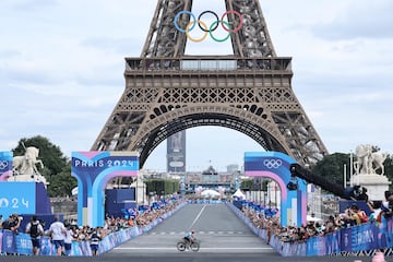 Remco Evenepoel, en su llegada a la Torre Eiffel.