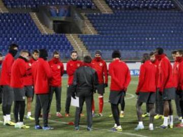 Los jugadores del Atlético durante una sesión de entrenamiento en el estadio Petrovsky de San Petersburgo. El Atlético de Madrid se enfrentará al Zenit de San Petersburgo mañana en champions league