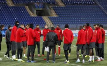 Los jugadores del Atlético durante una sesión de entrenamiento en el estadio Petrovsky de San Petersburgo. El Atlético de Madrid se enfrentará al Zenit de San Petersburgo mañana en champions league