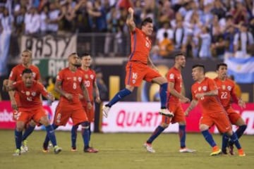 Tras 120 minutos infartantes, la Roja se quedó con el título tras superar por penales a la Albiceleste. Bravo fue el héroe chileno y Messi el villano argentino.