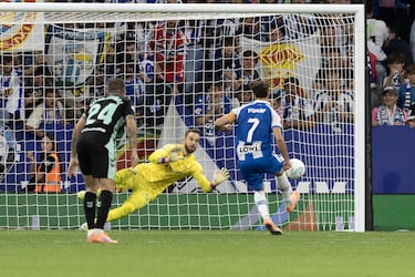 El portero fue clave en que su equipo se llevara la victoria. Una parada suya al lanzamiento de penalti de Puado, en el último suspiro del partido fue determinante, aunque su gesta se vio emborronada con su gesto a la grada.