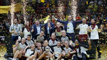 ZARAGOZA, 23/03/2025.- Las jugadoras del Hozono Jairis celebran su victoria ante el Perfumerías Avenida en la final de la Copa de la Reina de Baloncesto, este domingo en Zaragoza. EFE/ Javier Cebollada