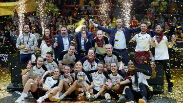 Las jugadoras del Hozono Jairis celebran su victoria ante el Perfumerías Avenida en la final de la Copa de la Reina de Baloncesto, este domingo en Zaragoza.