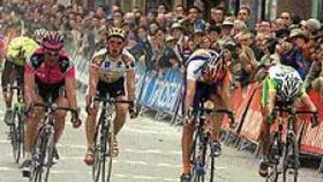 <b>APRETADO SPRINT.</B> El alemán Erik Zabel, a la izquierda, hizo valer su punta de velocidad en Caravaca.