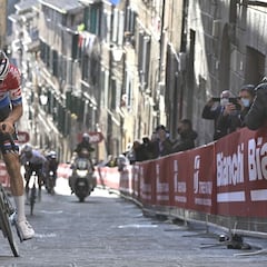 Van der Poel conquista la Strade con una exhibición sobrenatural