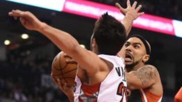 Jerryd Bayless ante Greivis Vasquez.