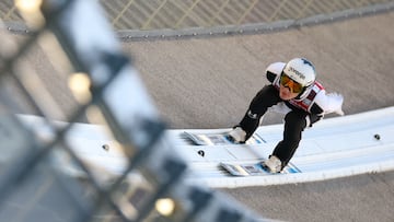 Domen Prevc se lanza por el trampolín de Wisla.