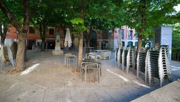 Terraza cerrada en la Plaza San Lorenzo de San Lorenzo de El Escorial, durante el día 47 del estado de alarma, en San Lorenzo del Escorial/Madrid (España) a 30 de abril de 2020.
30 ABRIL 2020 CORONAVIRUS;COVID-19;PANDEMIA;ENFERMEDAD;PUEBLO;MUNICIPIO;SIERRA DE MADRID;SIERRA DE GUADARRAMA;NATURALEZA;CONFINAMIENTO;HOSTELERÍA
Joaquin Corchero / Europa Press
30/04/2020