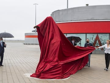 Sculptor Alicia Huertas unveiled the statue of Luis Aragonés outside the Metropolitano.