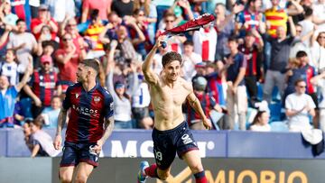 Álex Forés celebra un gol con el Levante.