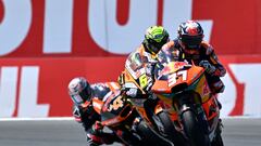 Red Bull KTM Ajo's Spanish rider Pedro Acosta (R) competes during the Moto2 Dutch Grand Prix at the TT circuit of Assen, on June 25, 2023. (Photo by John THYS / AFP)