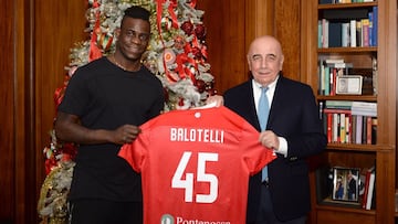 Balotelli y Galliani posaron juntos con la camiseta del Monza.