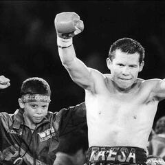 Julio César Chávez golpea un costal al ritmo de marimba