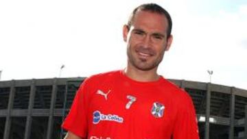 <b>EN BUSCA DEL GOL. </b>Nino posó ayer para AS antes de ejercitarse con el Tenerife.