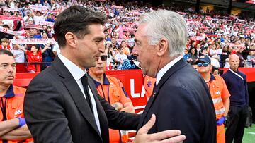 SEVILLA, 21/10/2023 - El entrenador del Sevilla, Diego Alonso (i), saluda al del Real Madrid, Carlo Ancelotti, antes del partido de LaLiga que Sevilla FC y Real Madrid disputan este sábado en el estadio Ramón Sánchez Pizjuán. EFE/Raúl Caro
