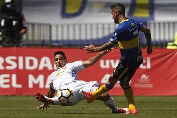 El jugador de Universidad de Chile Matias Rodriguez disputa el balon con Juan Cuevas de Everton durante el partido de primera division en el Estadio Sausalito de Vina del Mar, Chile.