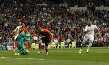 1-0. Benzema anotó el primer tanto.