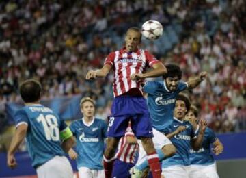Miranda marca el primer gol del partido.