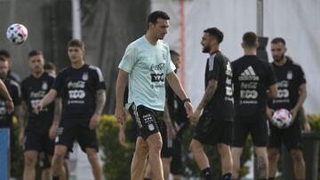 Argentina's coach Lionel Scaloni (C) arrives at a training session in Ezeiza, Buenos Aires on March 23, 2022, ahead of a FIFA World Cup Qatar 2022 qualifier footbal match against Venezuela to be held on March 25. (Photo by JUAN MABROMATA / AFP)