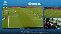 “No entra todo”: así actuó el VAR en la jugada que reclama Perú