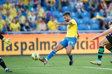Peji?o chuta para hacer el 1-0 en el partido de esta tarde.