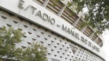 <b>POLÉMICA VOTACIÓN. </b>A la fachada del estadio Ruiz de Lopera se le podrían caer las letras pronto.