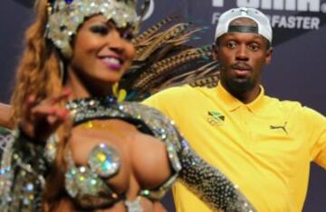 As赤 miraba el jamaicano Usain Bolt a una bailarina de samba durante una de las ruedas de prensa celebrada en R赤o.