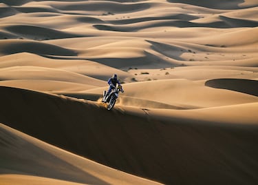 Luciano Benavides de Husqvarna Factory Racing durante la segunda etapa del Dakar 2024 con un recorrido entre Al Henakiyah y Al Duwadimi.