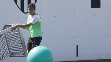 09/05/22
 VALENCIA CF
  
 ENTRENAMIENTO PREVIA
 ALDERETE
 HUGO GUILLAMON
 
 