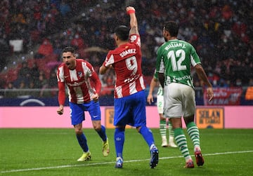 Mario Hermoso y Luis Su¨¢rez, celebran el segundo gol del Atleti.