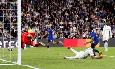 aradón de Thibaut Courtois en el minuto 23. Centro de Reece James, remate de Sterling y el portero belga saca una mano descomunal para evitar el tanto de 'los blues'.
