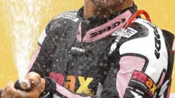 El italiano Mattia Pasini (Aprilia) se impuso hoy en una polémica carrera de 250 c.c., en el Gran Premio de Italia, a su compatriota Marco Simoncelli (Gilera) y al español Alvaro Bautista (Aprilia).